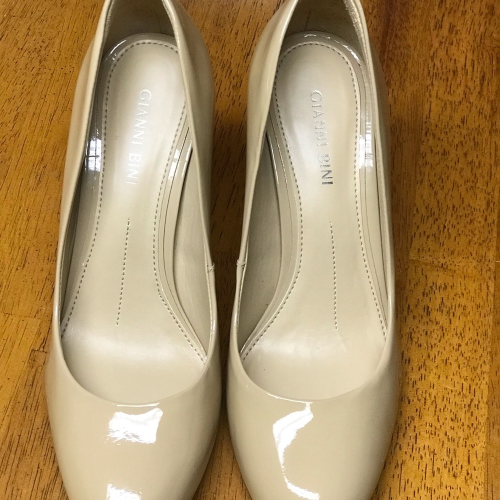 New Gianni Bini Women’s Beige Patent Leather Pumps